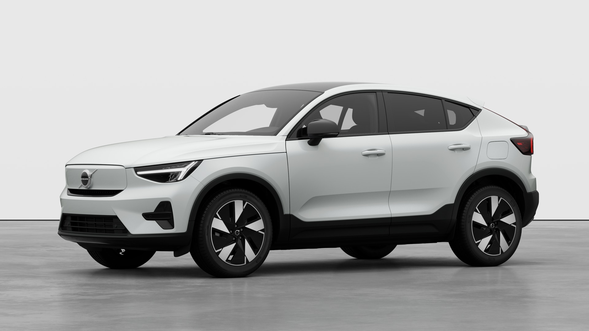 Extérieur d’une Volvo vue de trois quarts, arrière-plan uni d’un studio.
