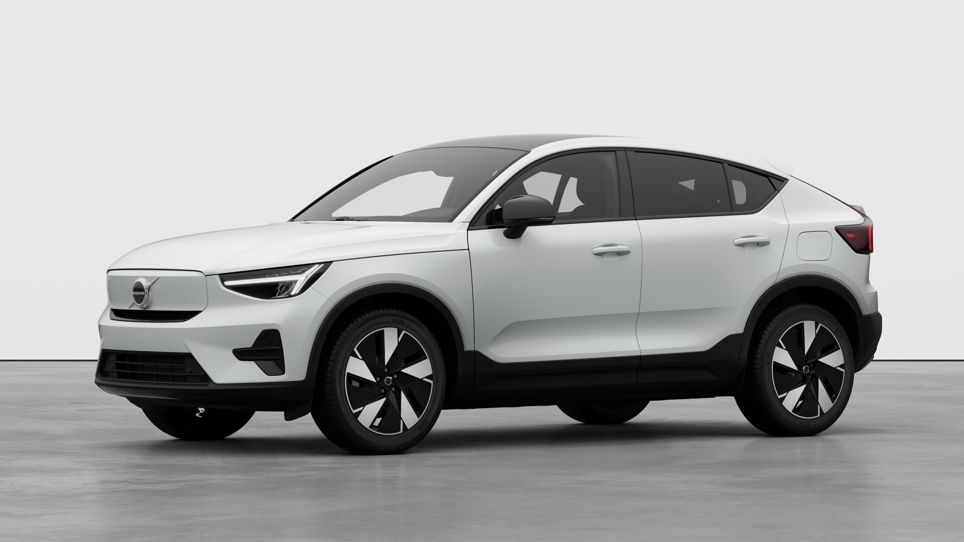 Extérieur d’une Volvo vue de trois quarts, arrière-plan uni d’un studio.
