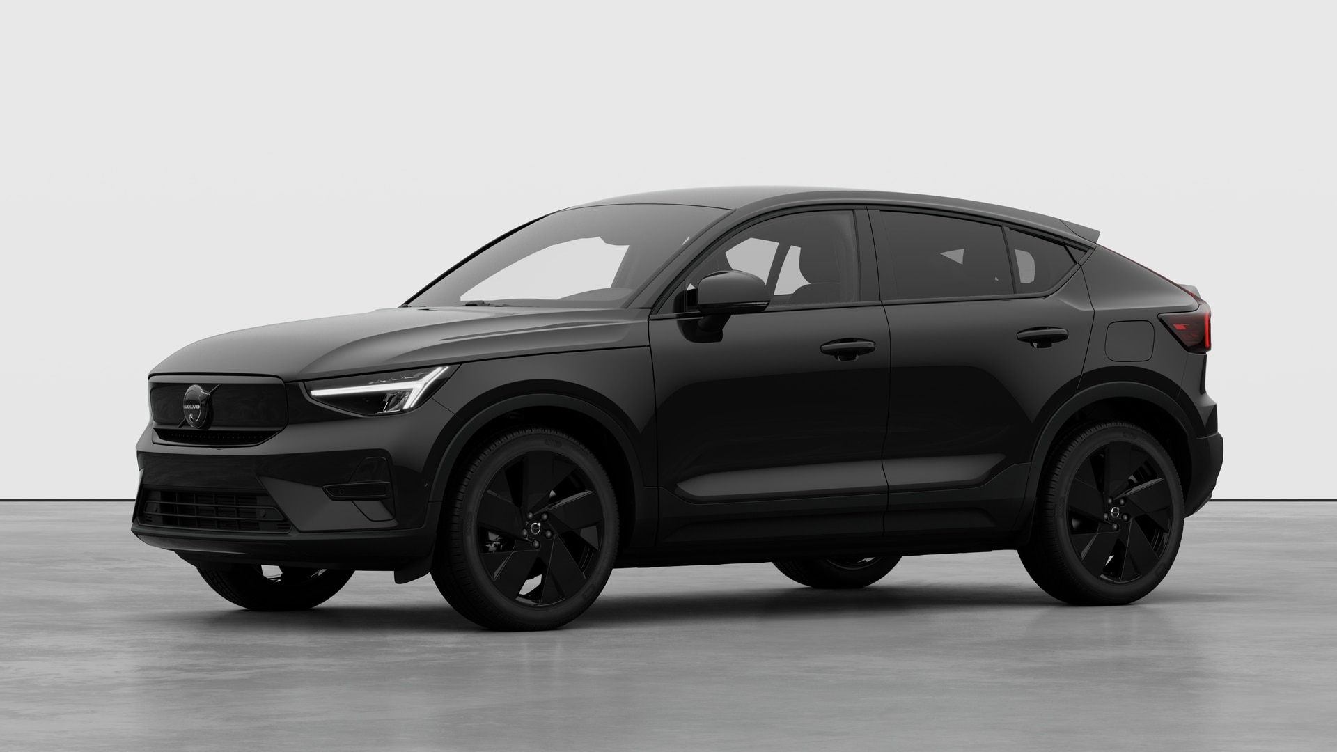 Extérieur d’une Volvo vue de trois quarts, arrière-plan uni d’un studio.