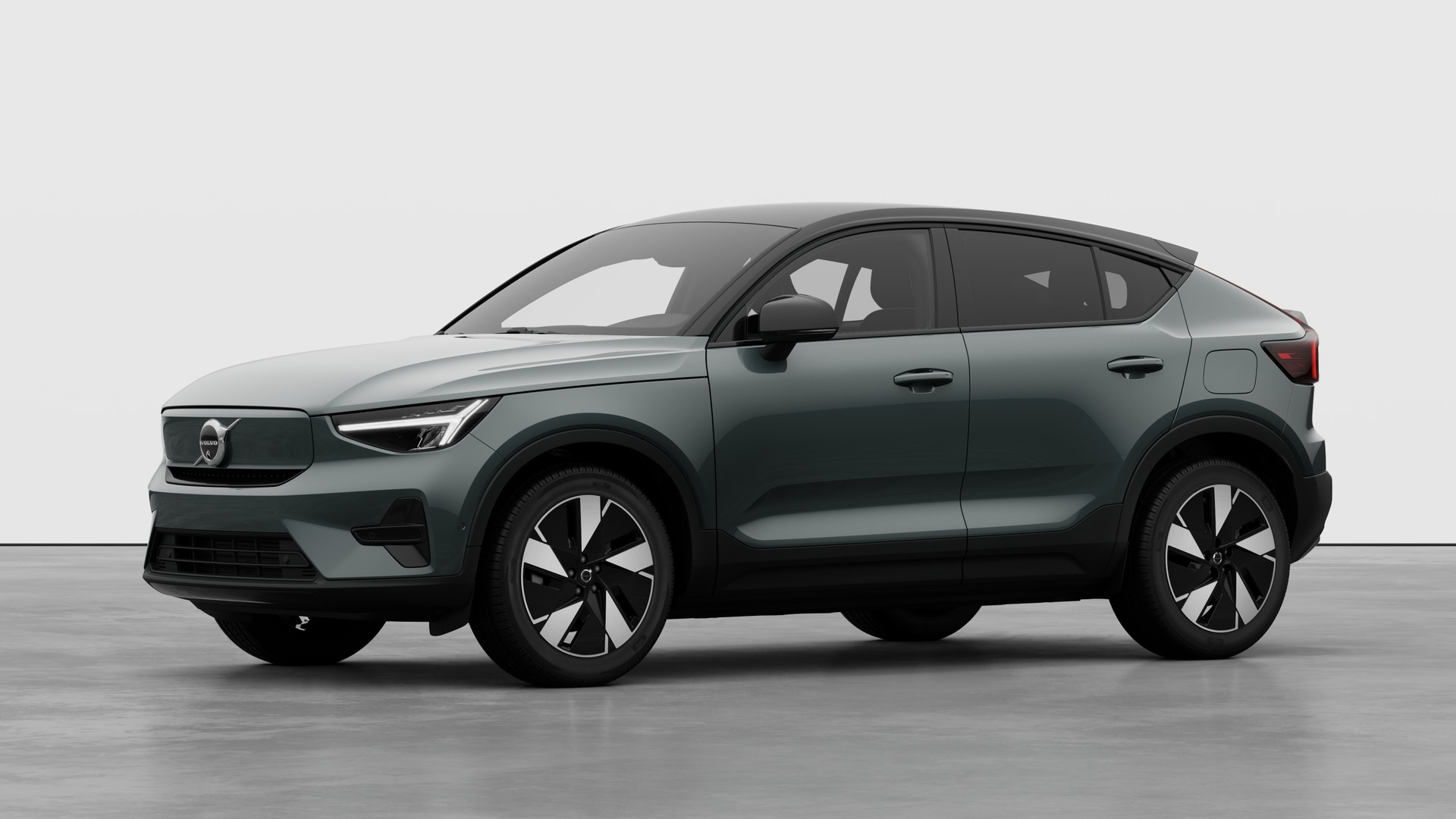 Extérieur d’une Volvo vue de trois quarts, arrière-plan uni d’un studio.