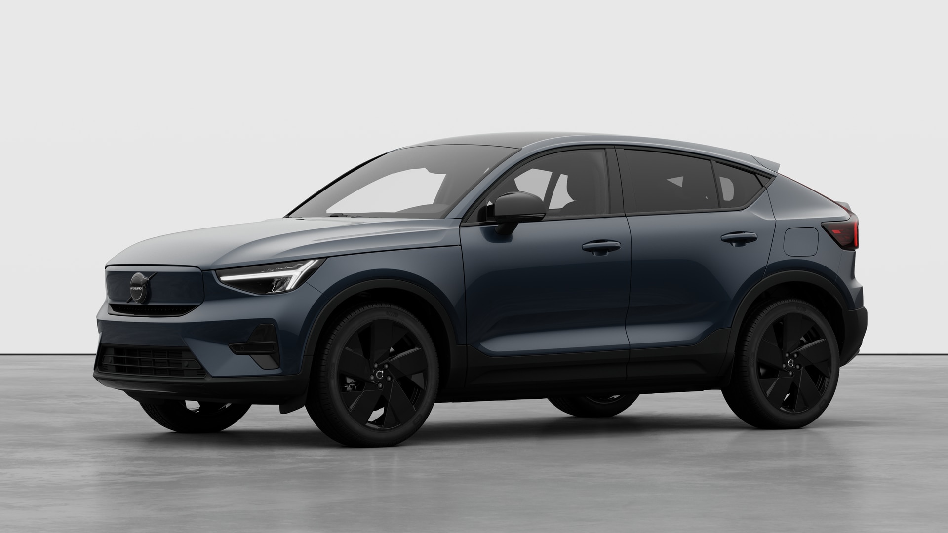 Extérieur d’une Volvo vue de trois quarts, arrière-plan uni d’un studio.