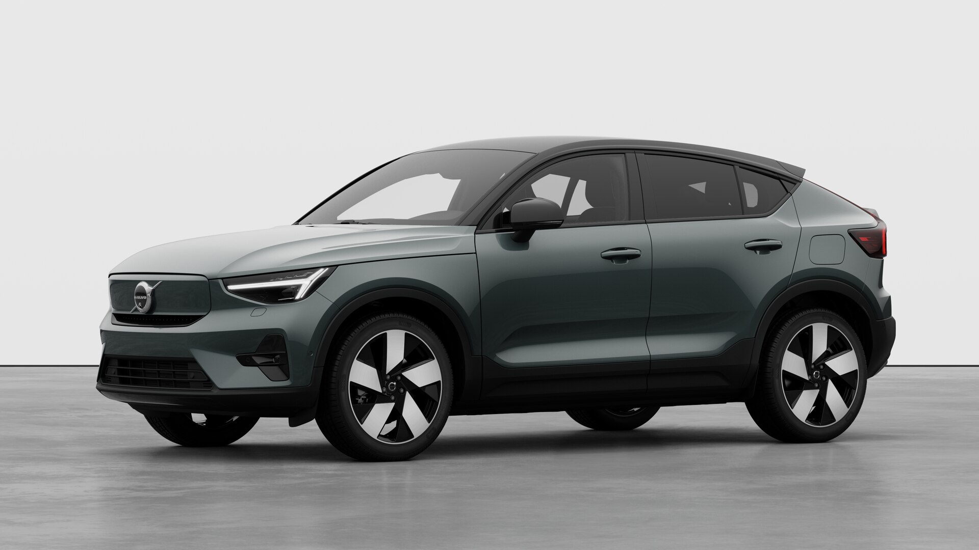 Extérieur d’une Volvo vue de trois quarts, arrière-plan uni d’un studio.