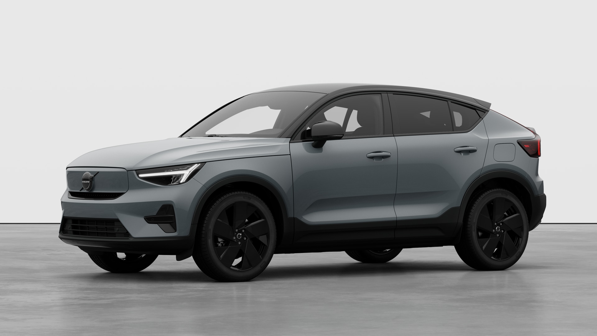 Extérieur d’une Volvo vue de trois quarts, arrière-plan uni d’un studio.