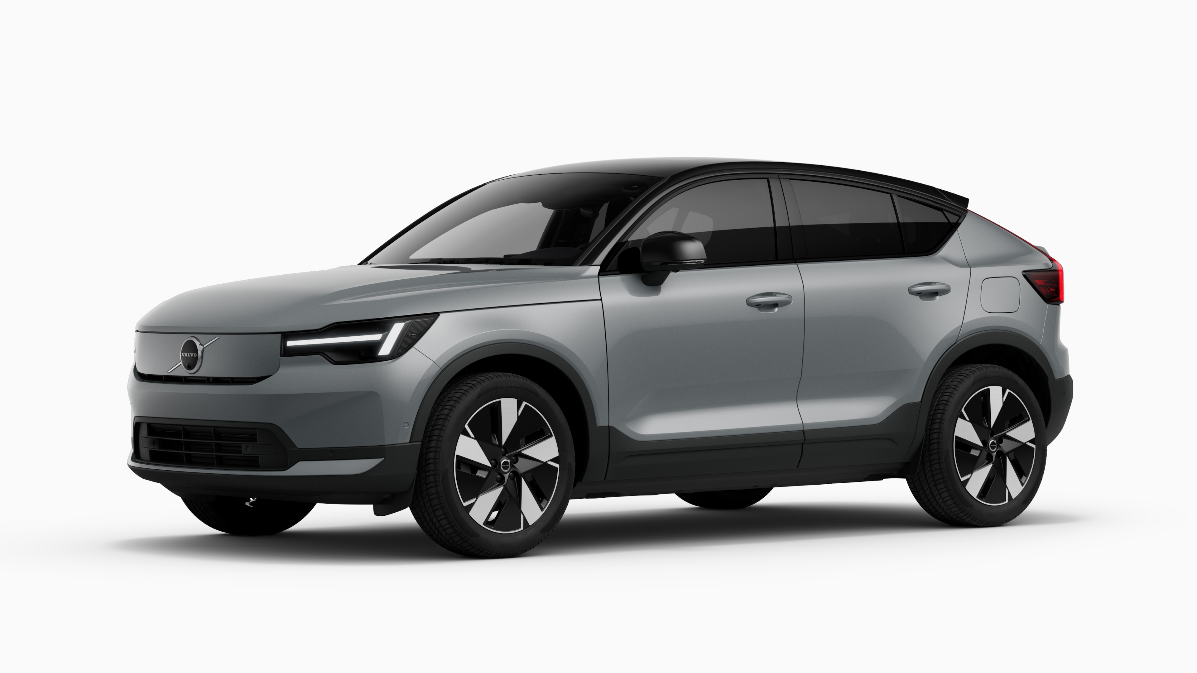 Exterieur van Volvo in driekwart aanzicht, effen studioachtergrond.