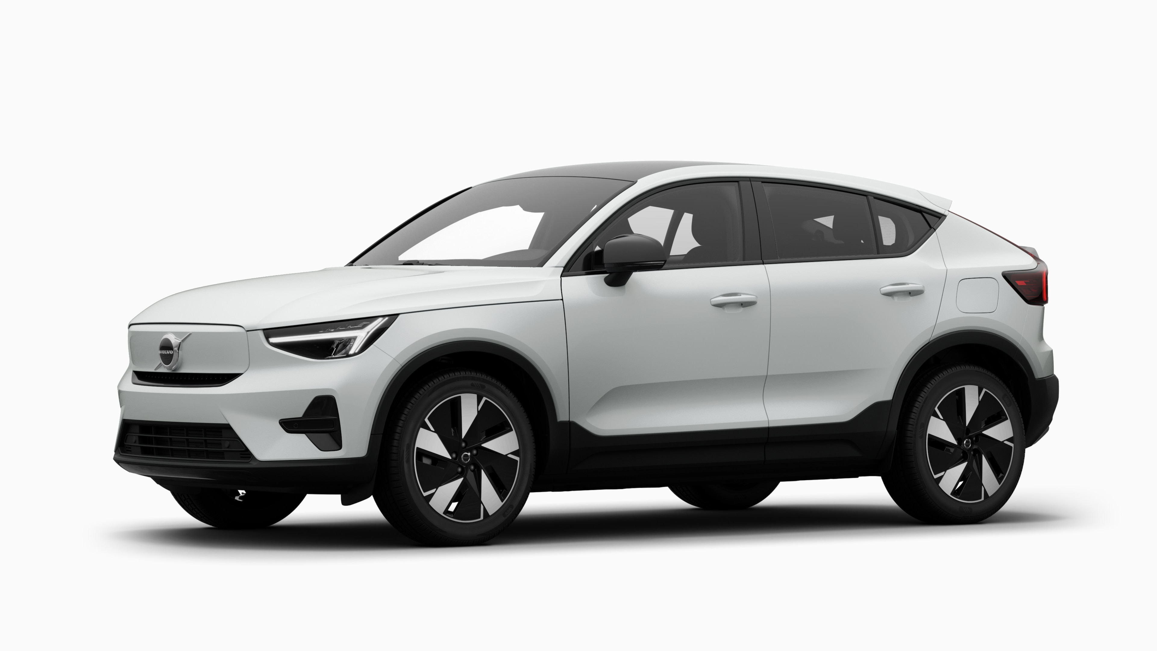 Het exterieur van de Volvo-auto in driekwart aanzicht, duidelijke studioachtergrond.