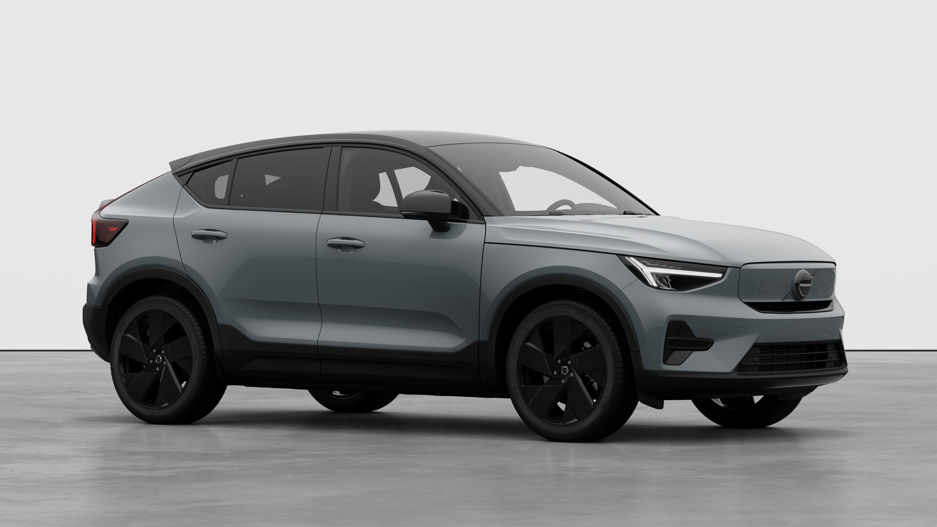 Extérieur d’une Volvo, vue de trois quarts sur un fond de studio uni.