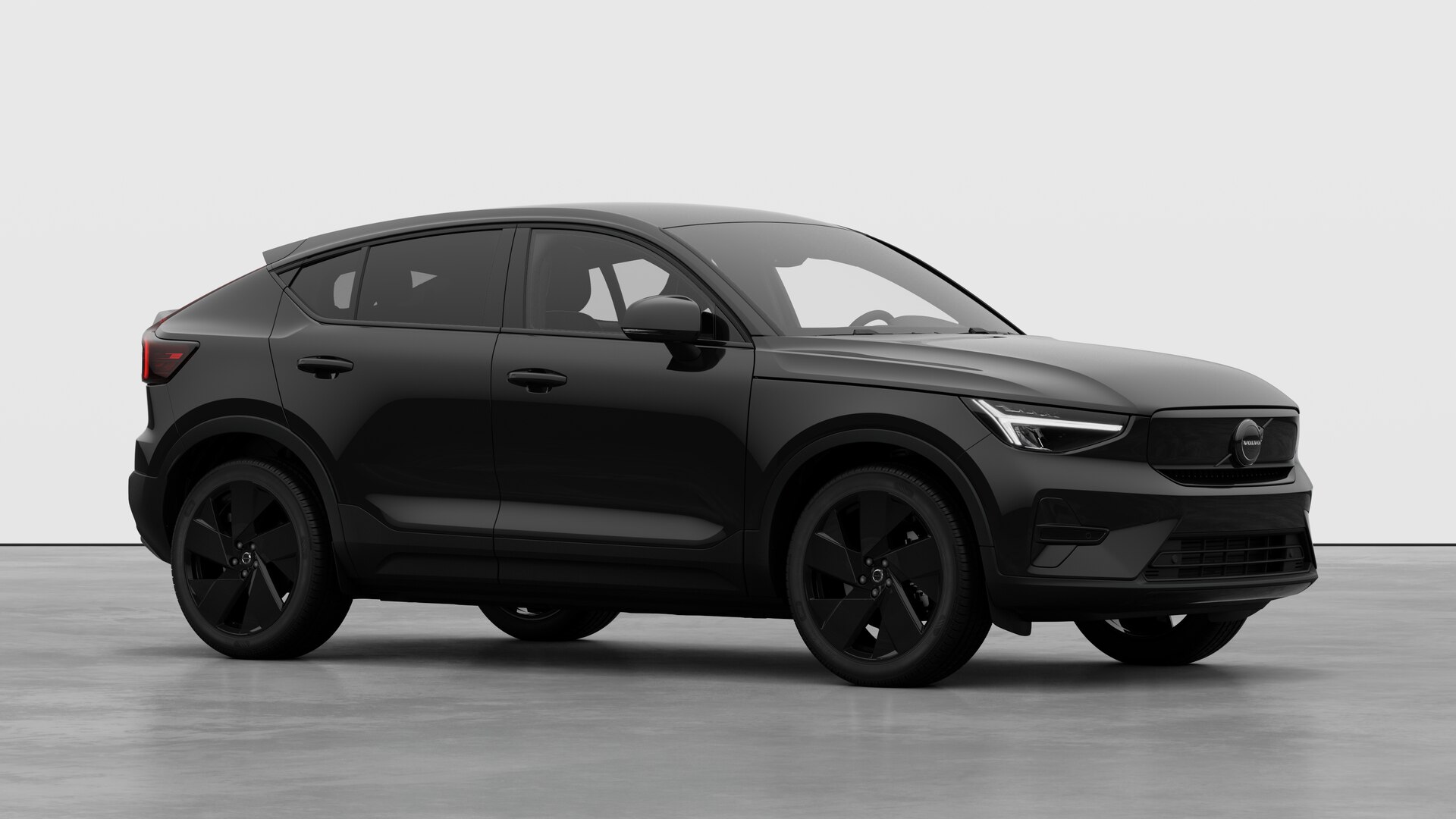 Extérieur d’une Volvo, vue de trois quarts sur un fond de studio uni.