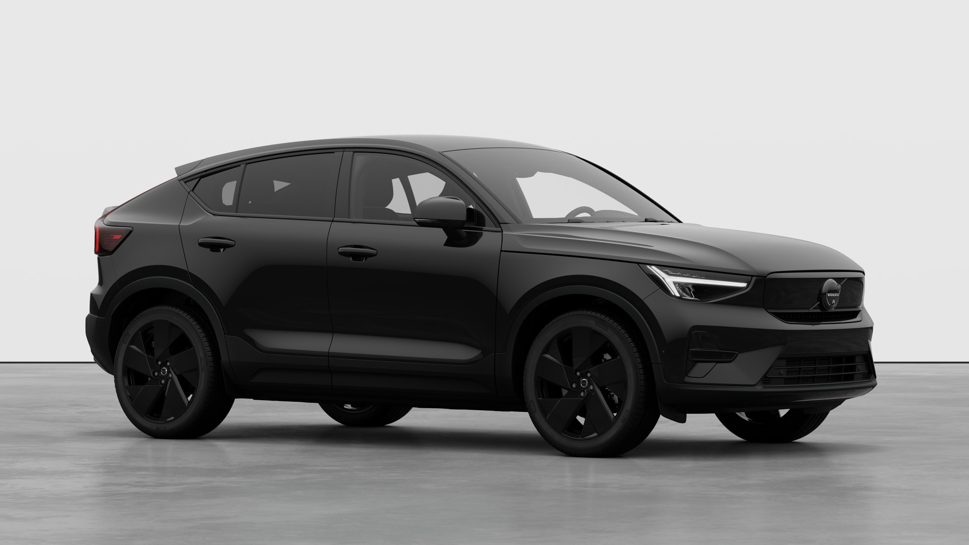 Extérieur d’une Volvo, vue de trois quarts sur un fond de studio uni.