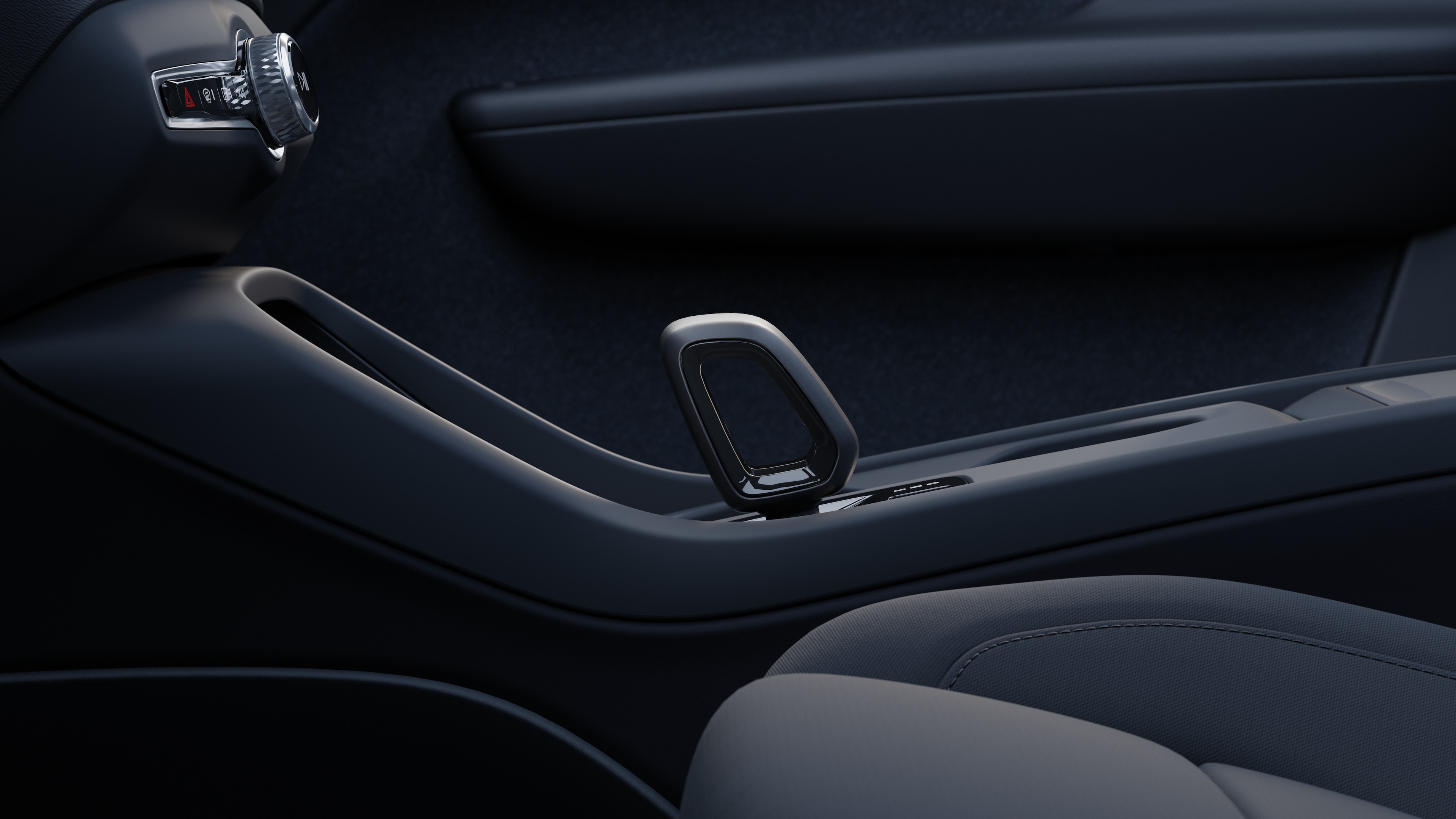 A Volvo autó belső tere a műszerfalral, a kormánykerékkel és a középkonzollal digitális kijelzővel a nyitott utakon látható háttérben.