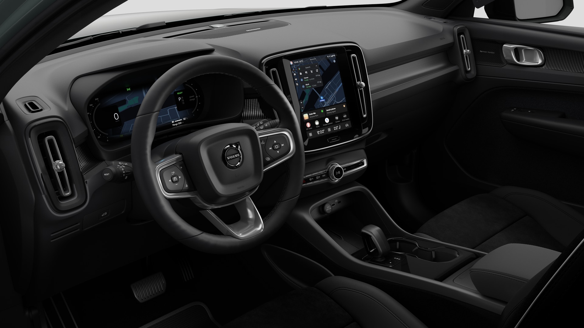 Vue intérieure d’une Volvo montrant le tableau de bord, le volant, la console centrale et l’écran d’affichage numérique sur un fond de studio uni.