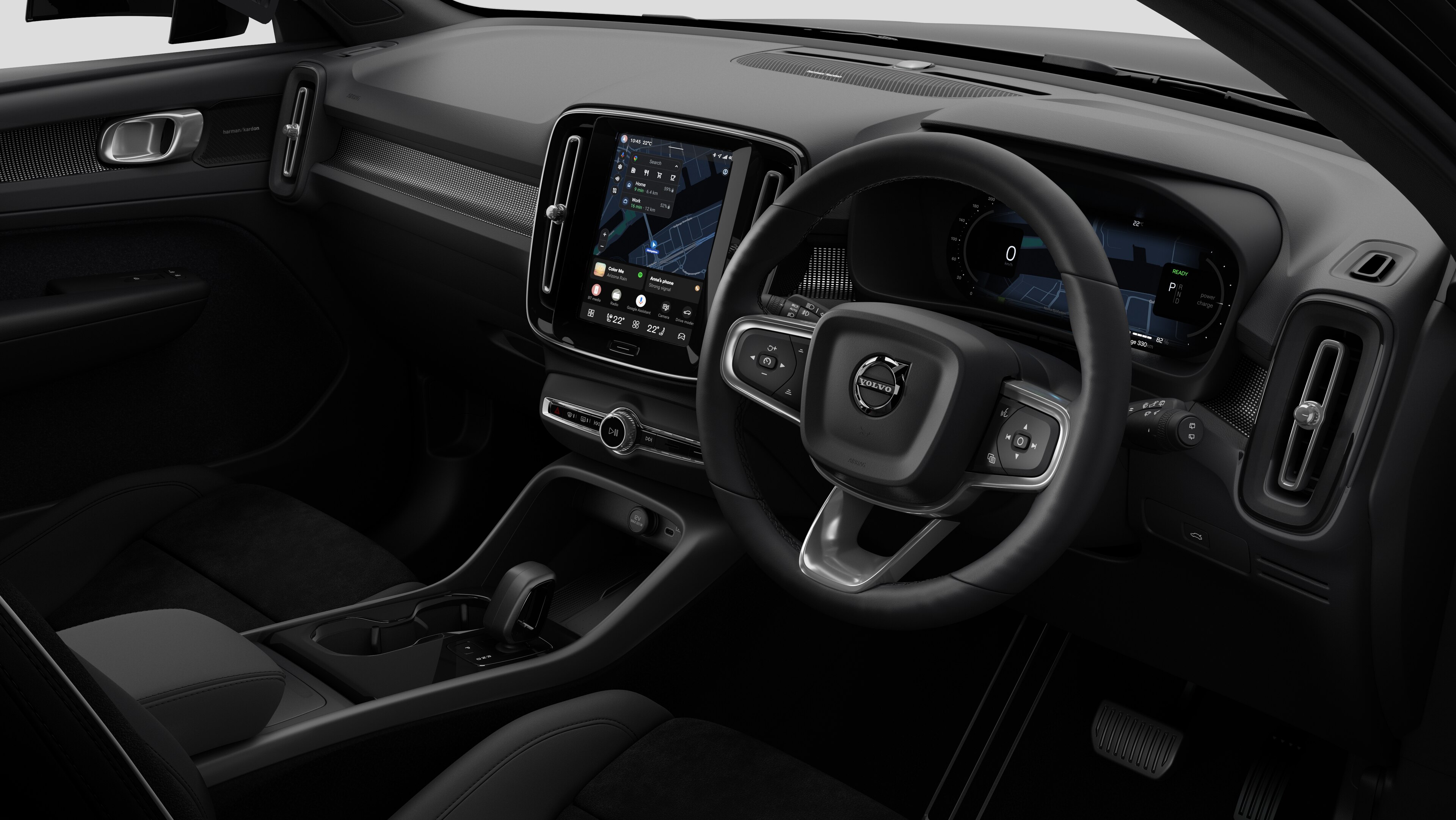 มุมมองภายในของรถยนต์ Volvo ที่แสดงแผงหน้าปัด พวงมาลัย คอนโซลกลาง และหน้าจอแสดงผลดิจิทัลในพื้นหลังสตูดิโอธรรมดา