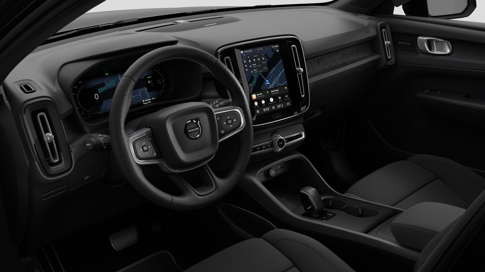 Vue intérieure d’une Volvo montrant le tableau de bord, le volant, la console centrale et l’écran d’affichage numérique sur un fond de studio uni.