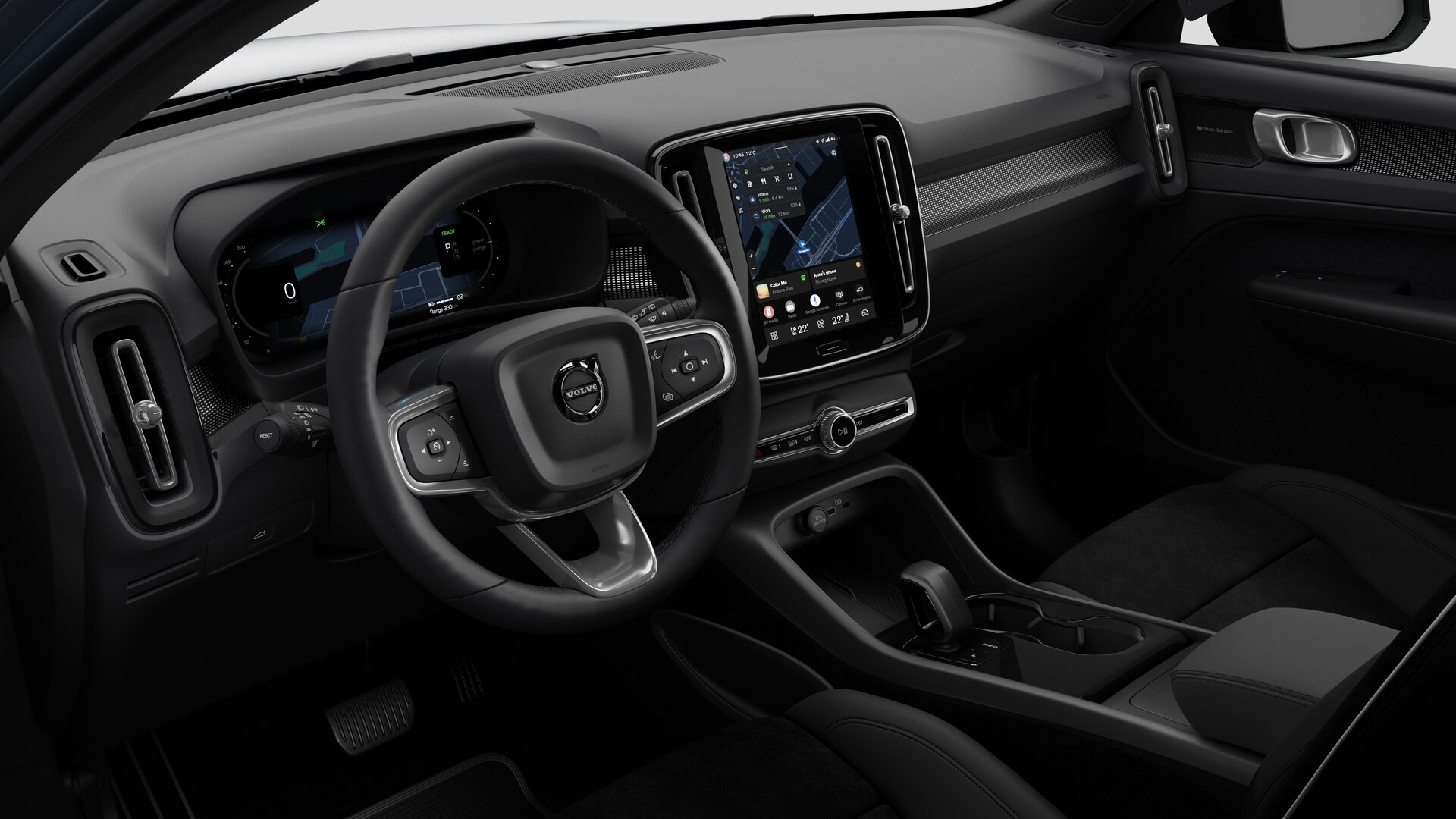 Vue intérieure d’une Volvo montrant le tableau de bord, le volant, la console centrale et l’écran d’affichage numérique sur un fond de studio uni.