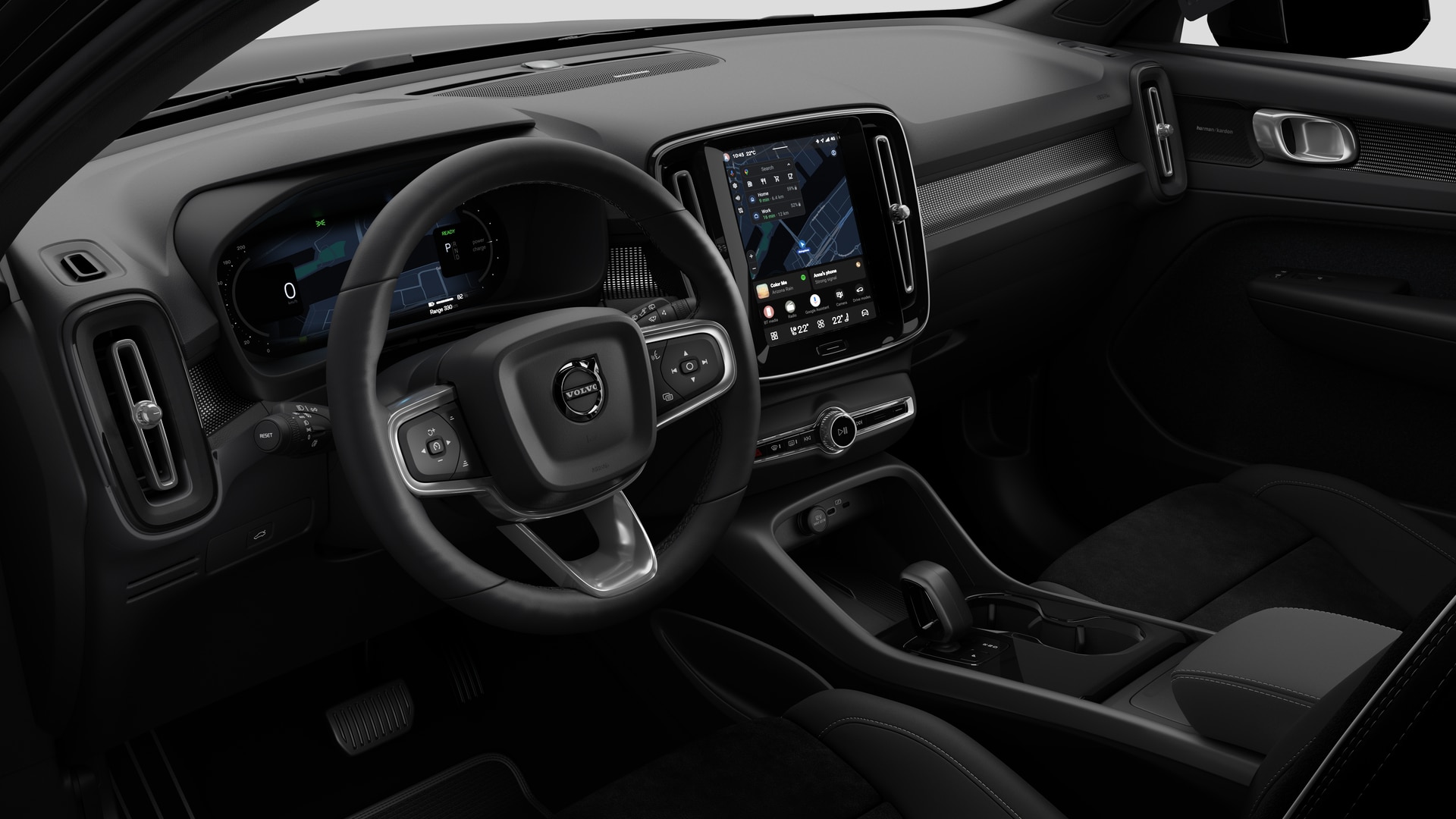 Innenansicht eines Volvo Fahrzeugs mit Armaturenbrett, Lenkrad, Mittelkonsole und digitalem Bildschirm in einem schlichten Studiohintergrund.