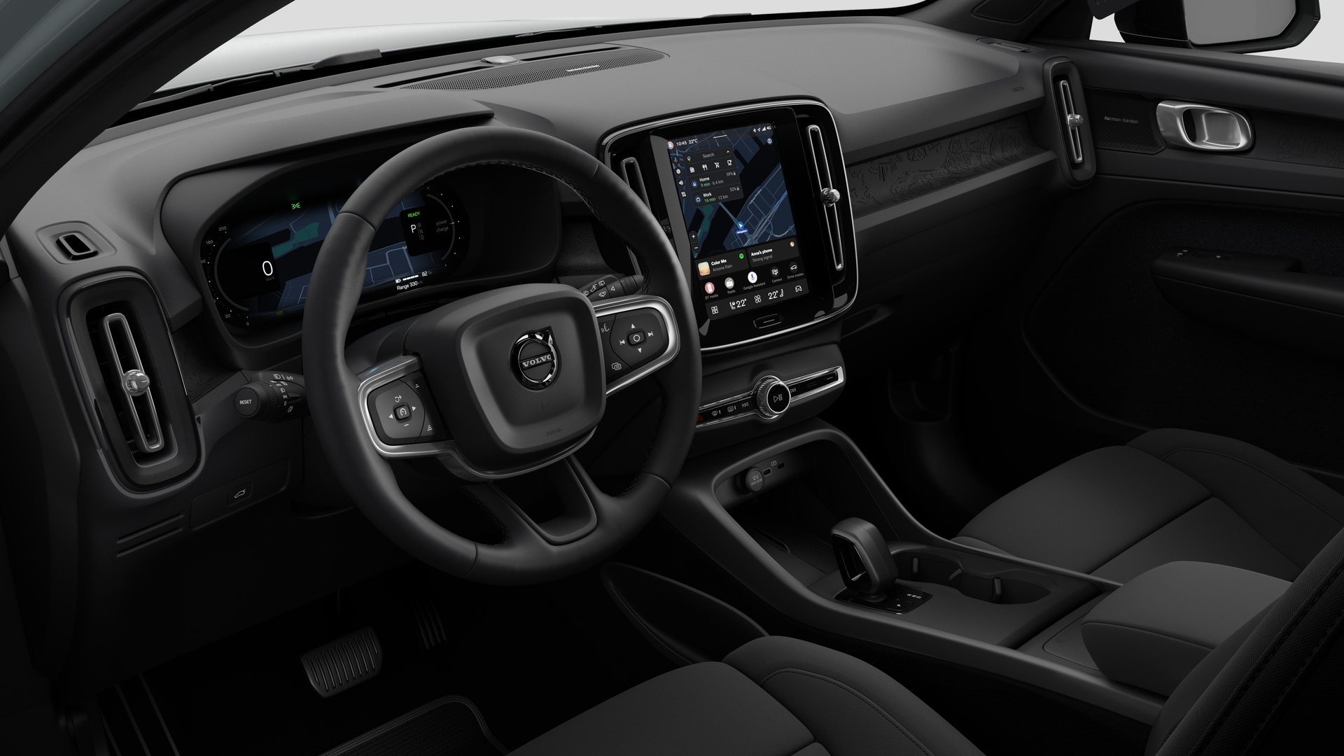 Vue intérieure d’une Volvo montrant le tableau de bord, le volant, la console centrale et l’écran d’affichage numérique sur un fond de studio uni.