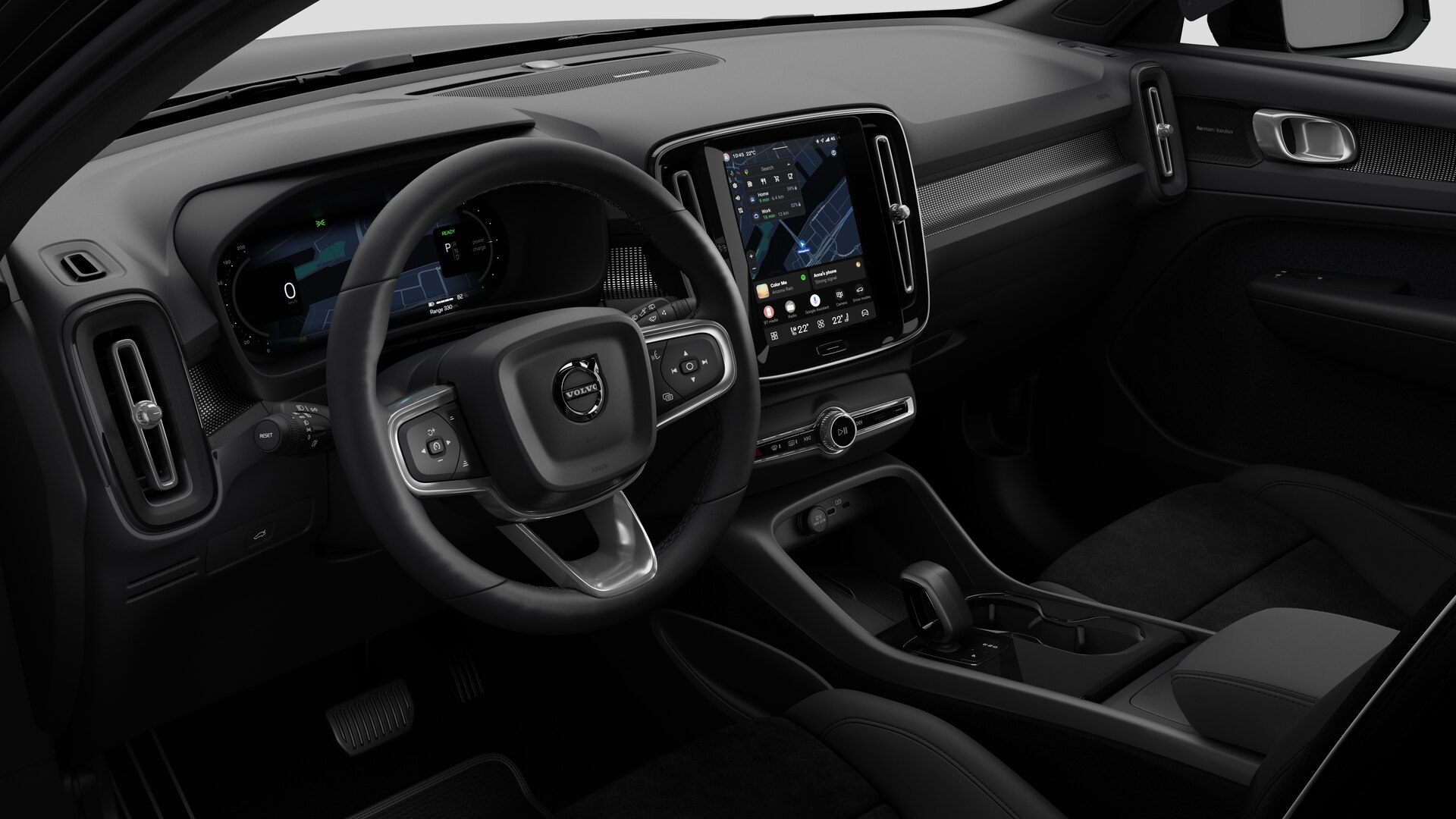 Vue intérieure d’une Volvo montrant le tableau de bord, le volant, la console centrale et l’écran d’affichage numérique sur un fond de studio uni.