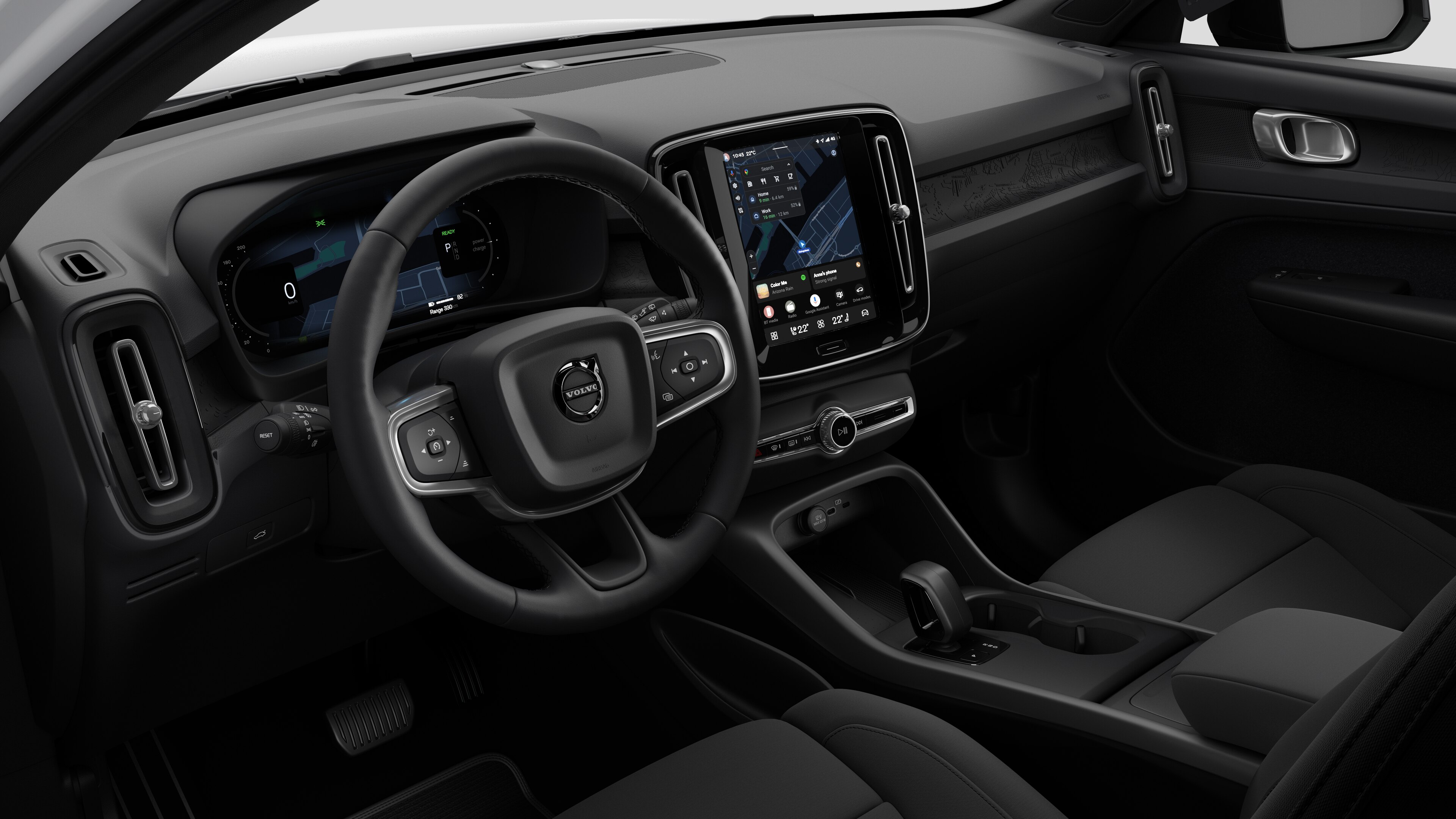 Pohled do interiéru vozu Volvo s palubní deskou, volantem, středovou konzolou a digitálním displejem na pozadí studia.