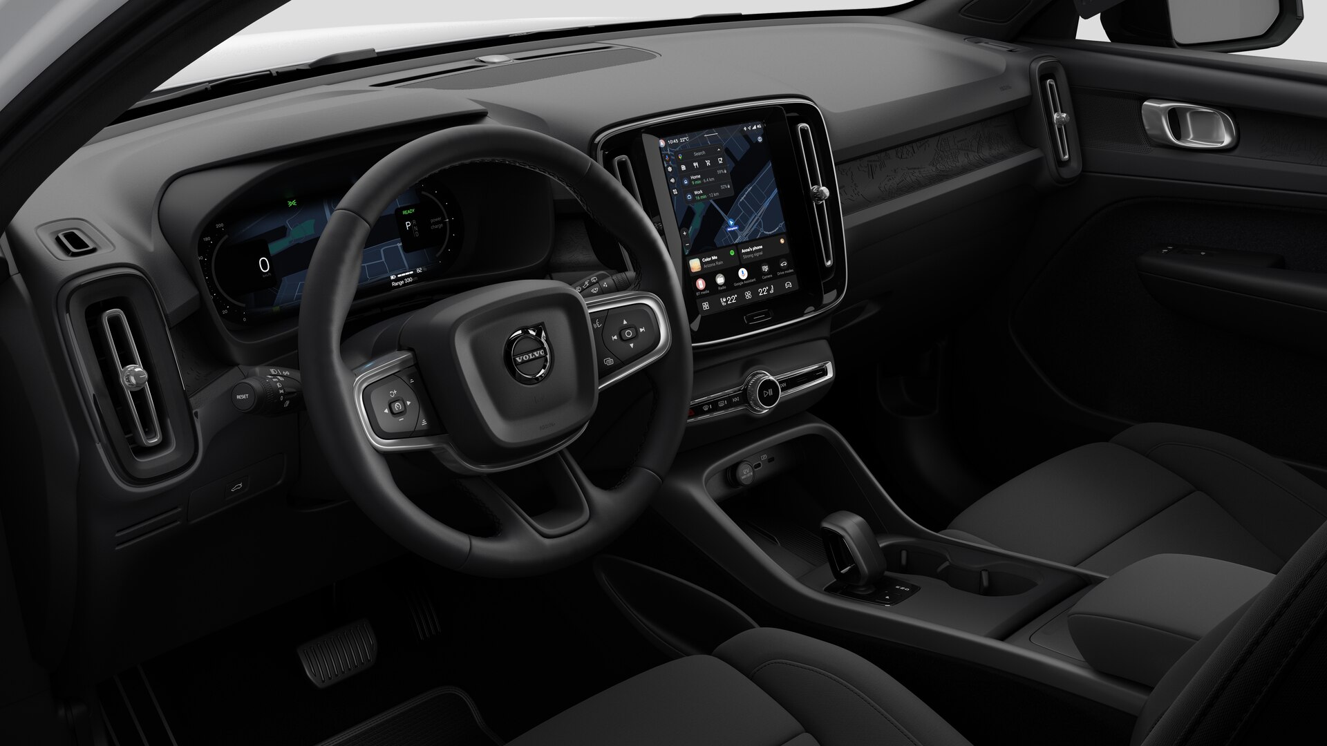 Vue intérieure d’une Volvo montrant le tableau de bord, le volant, la console centrale et l’écran d’affichage numérique sur un fond de studio uni.