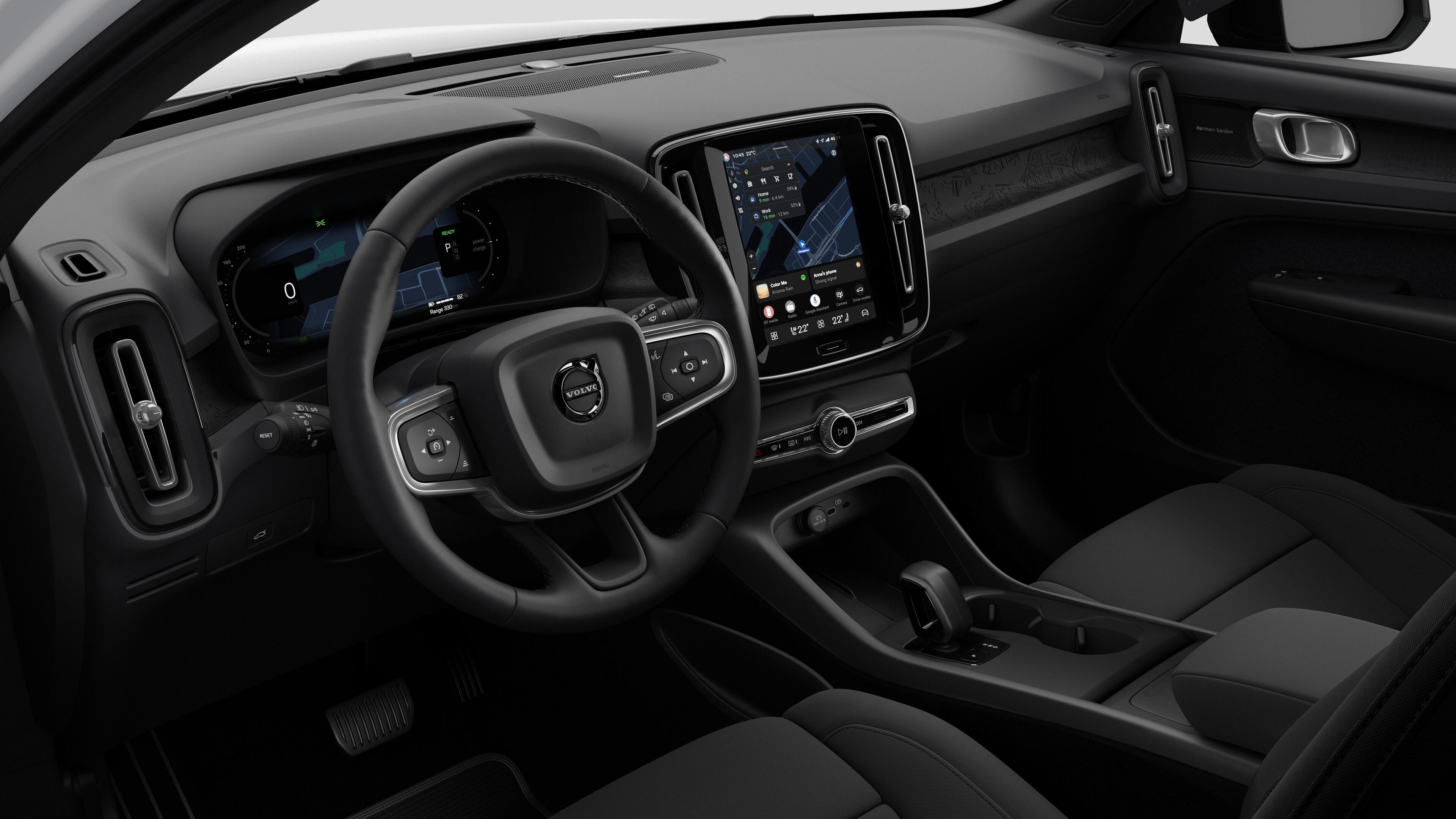 Εσωτερική άποψη ενός αυτοκινήτου Volvo που δείχνει το ταμπλό, το τιμόνι, την κεντρική κονσόλα και την ψηφιακή οθόνη σε απλό φόντο στούντιο.