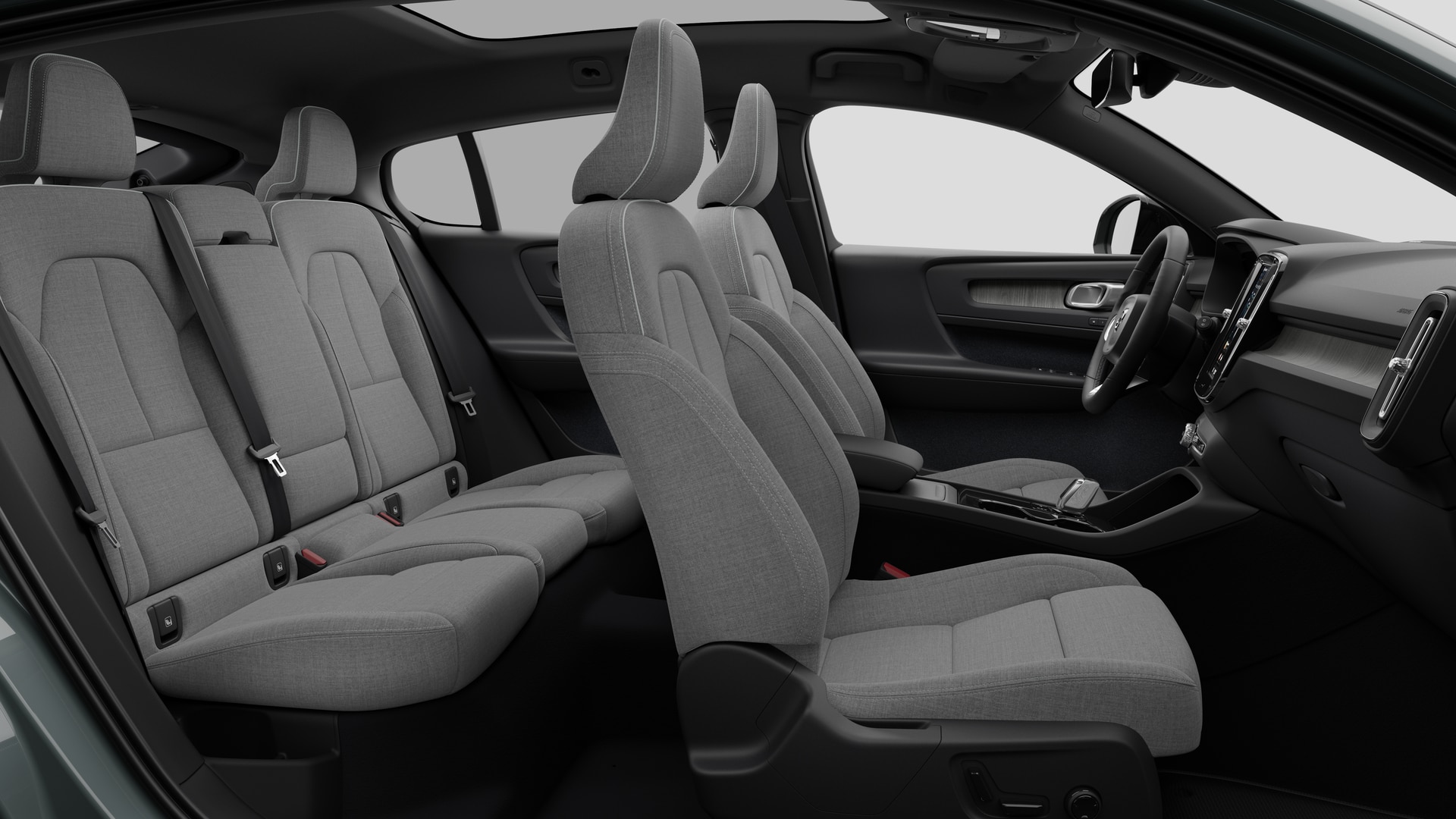 Vue latérale de l’intérieur d’une Volvo montrant les sièges avant, les sièges passager arrière, le volant, le tableau de bord et la console centrale, sur fond de studio.