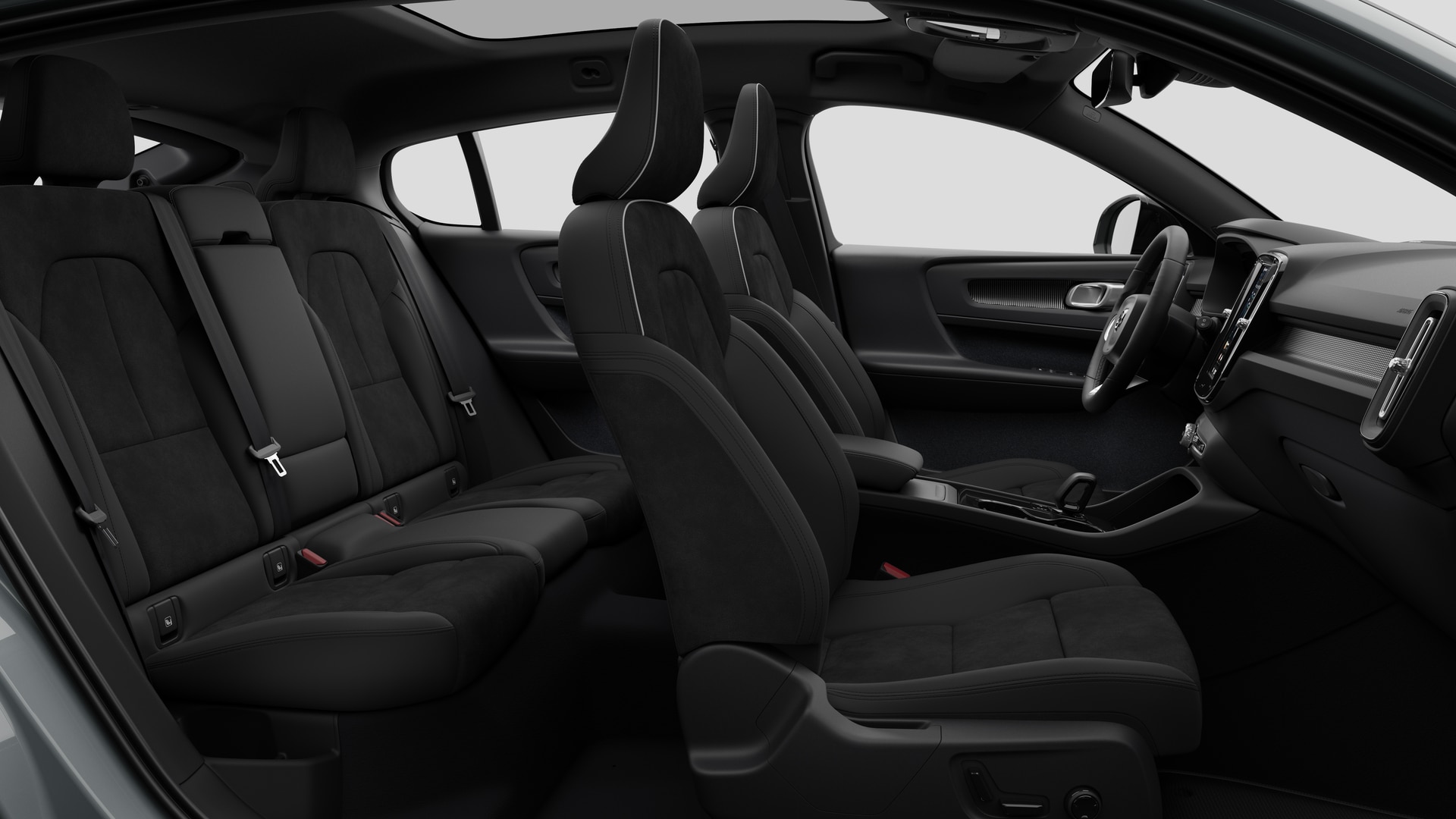 Vue latérale de l’intérieur d’une Volvo montrant les sièges avant, les sièges passager arrière, le volant, le tableau de bord et la console centrale, sur fond de studio.