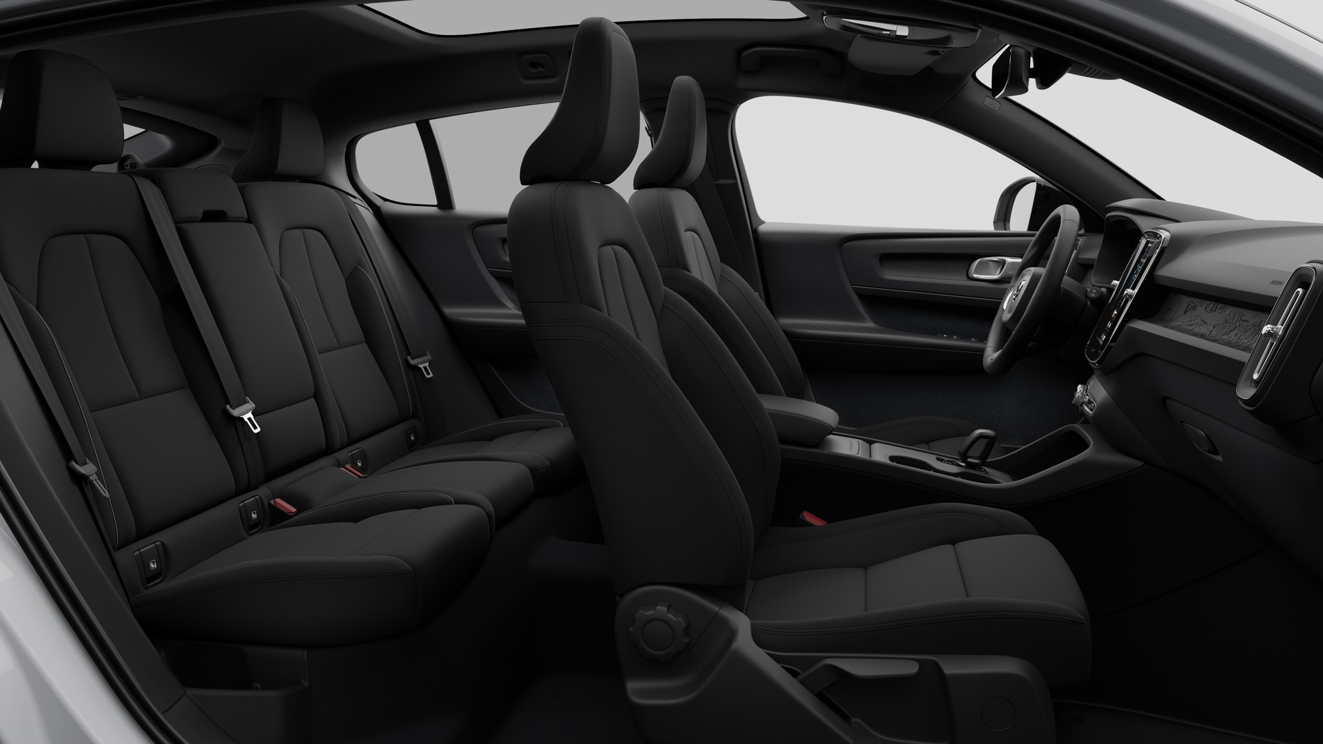Vue latérale de l’intérieur d’une Volvo montrant les sièges avant, les sièges passager arrière, le volant, le tableau de bord et la console centrale, sur fond de studio.