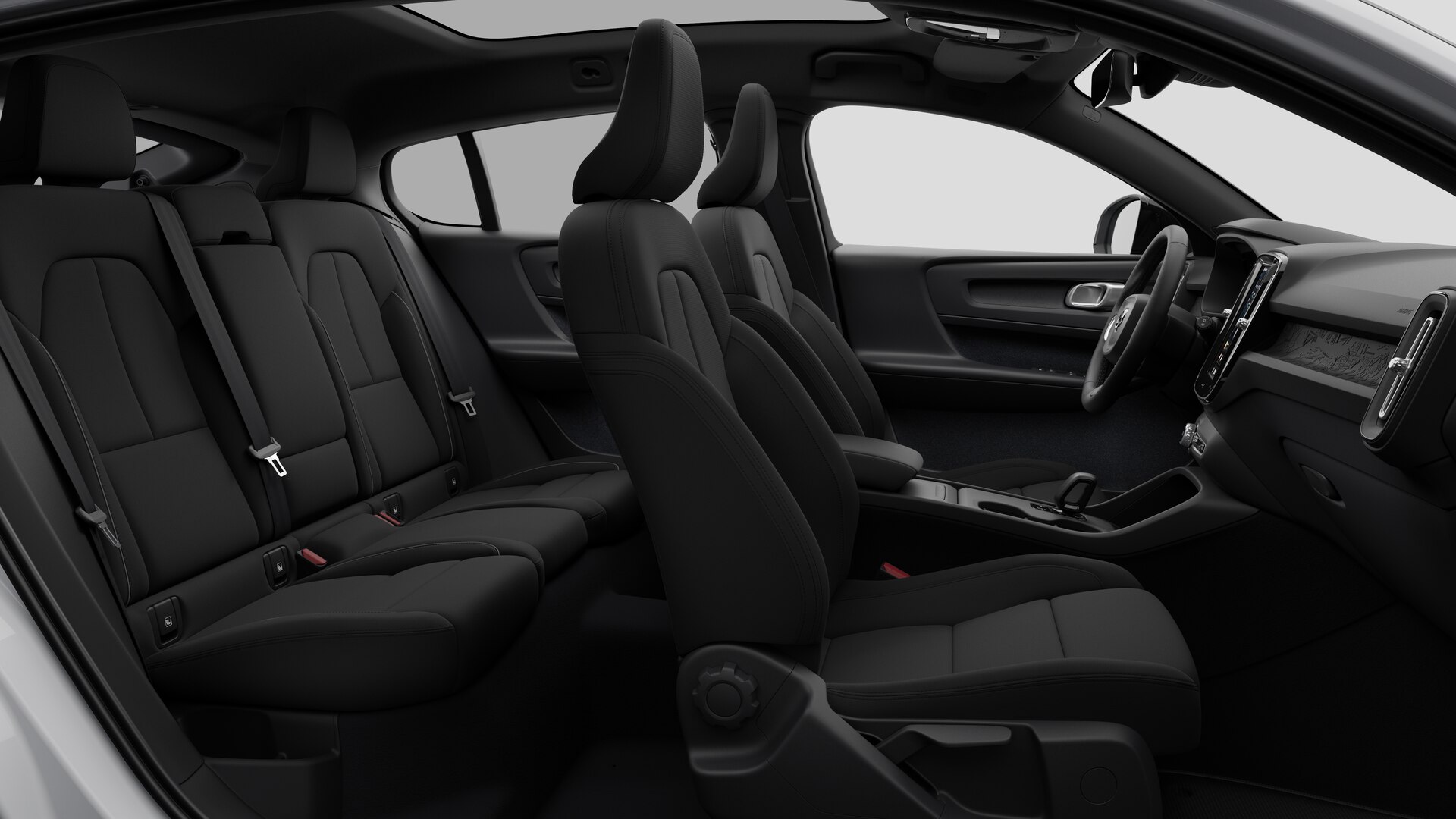 Vue latérale de l’intérieur d’une Volvo montrant les sièges avant, les sièges passager arrière, le volant, le tableau de bord et la console centrale, sur fond de studio.